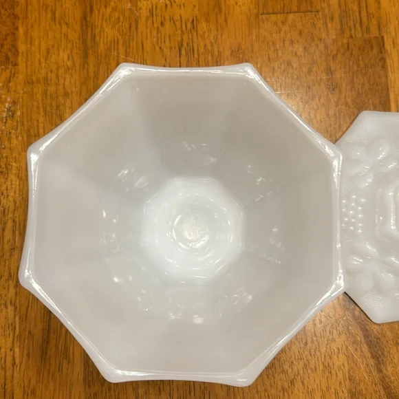 Vtg. Westmoreland milk glass, pedestal, candy dish w/lid. - Picture 5 of 6